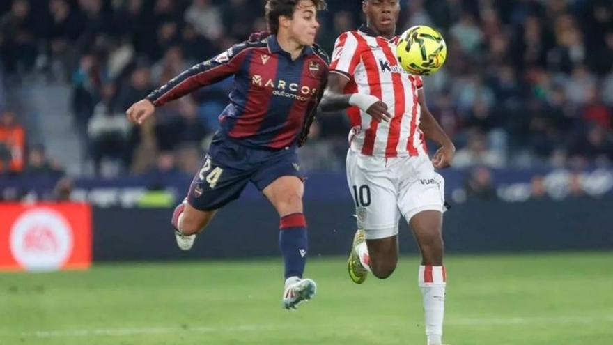 Carlos Álvarez pugna por un balón ante Nico Williams en el Ciutat de València. | GERMÁN CABALLERO