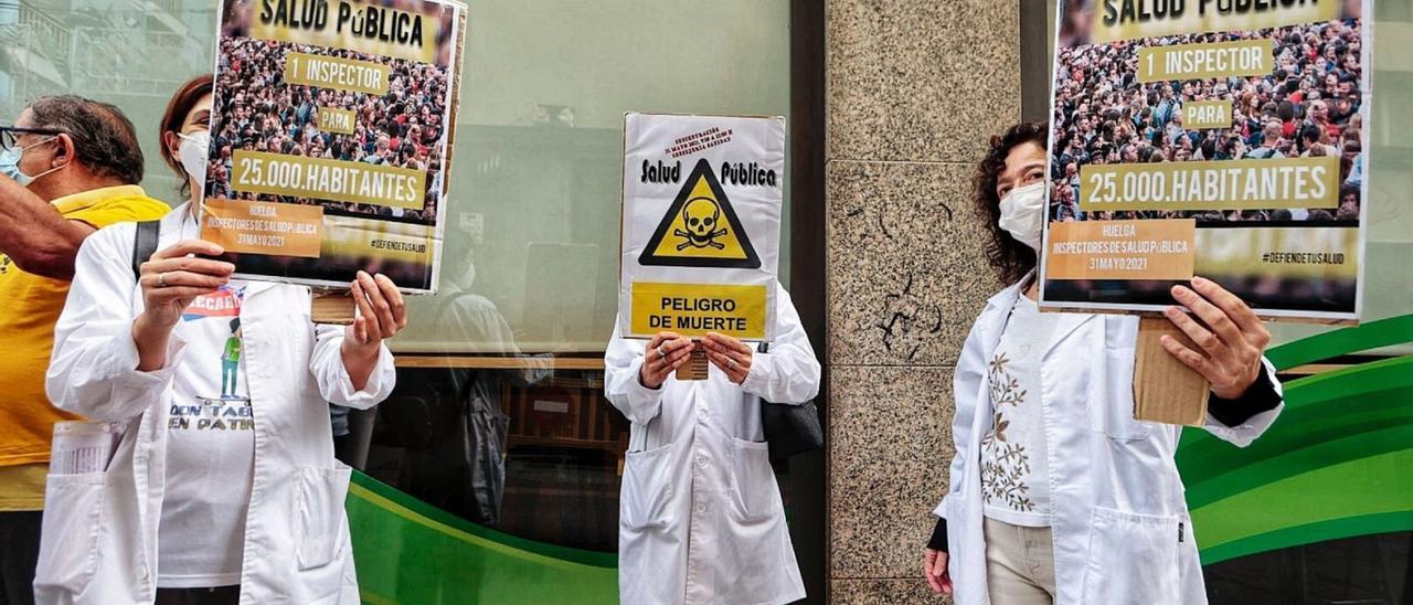 Concentración de inspectores de salud pública frente al Parlamento de Canarias.