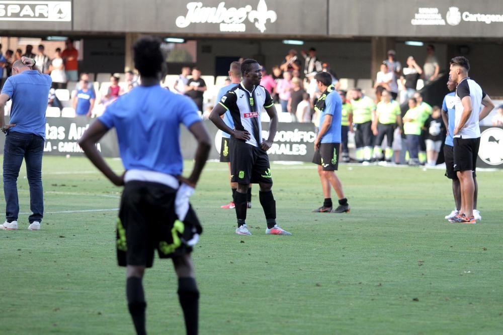 Los jugadores del FC Cartagena, tristes tras el partido que les deja sin ascenso