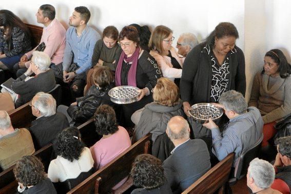 Starke Gefühle, innige Gebete: Den Sonntagsgottesdienst feiern alte und junge Mitglieder aus den verschiedensten Ländern in Palmas evangelischer Gemeinde mit Hingabe. Ein fester Bestandteil der Messe