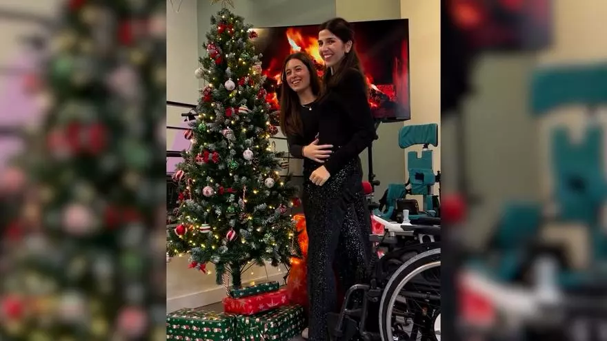 Virginie Dubost, en silla de ruedas desde 2018, consigue ponerse de pie para colocar un adorno en el árbol de Navidad