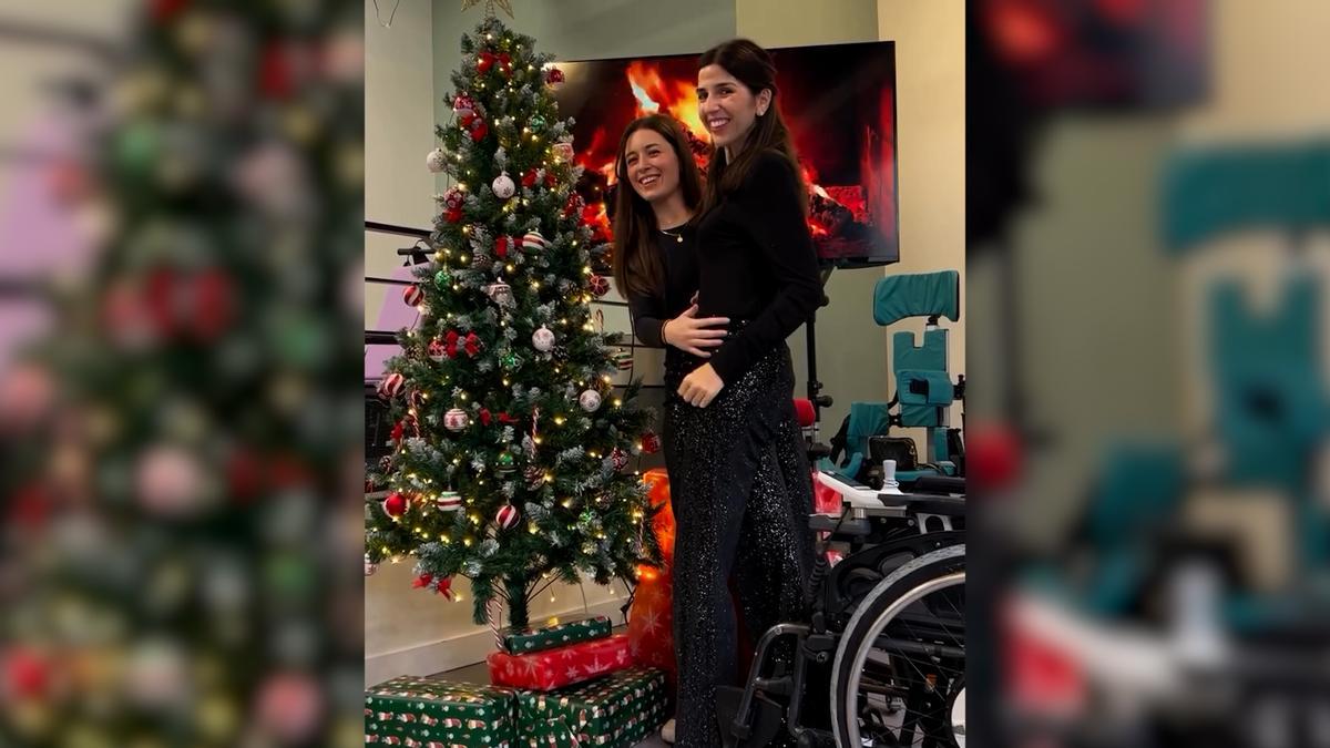 Virginie Dubost, en silla de ruedas desde 2018, consigue ponerse de pie para colocar un adorno en el árbol de Navidad