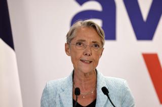 La primera ministra francesa presenta su dimisión, pero Macron la rechaza