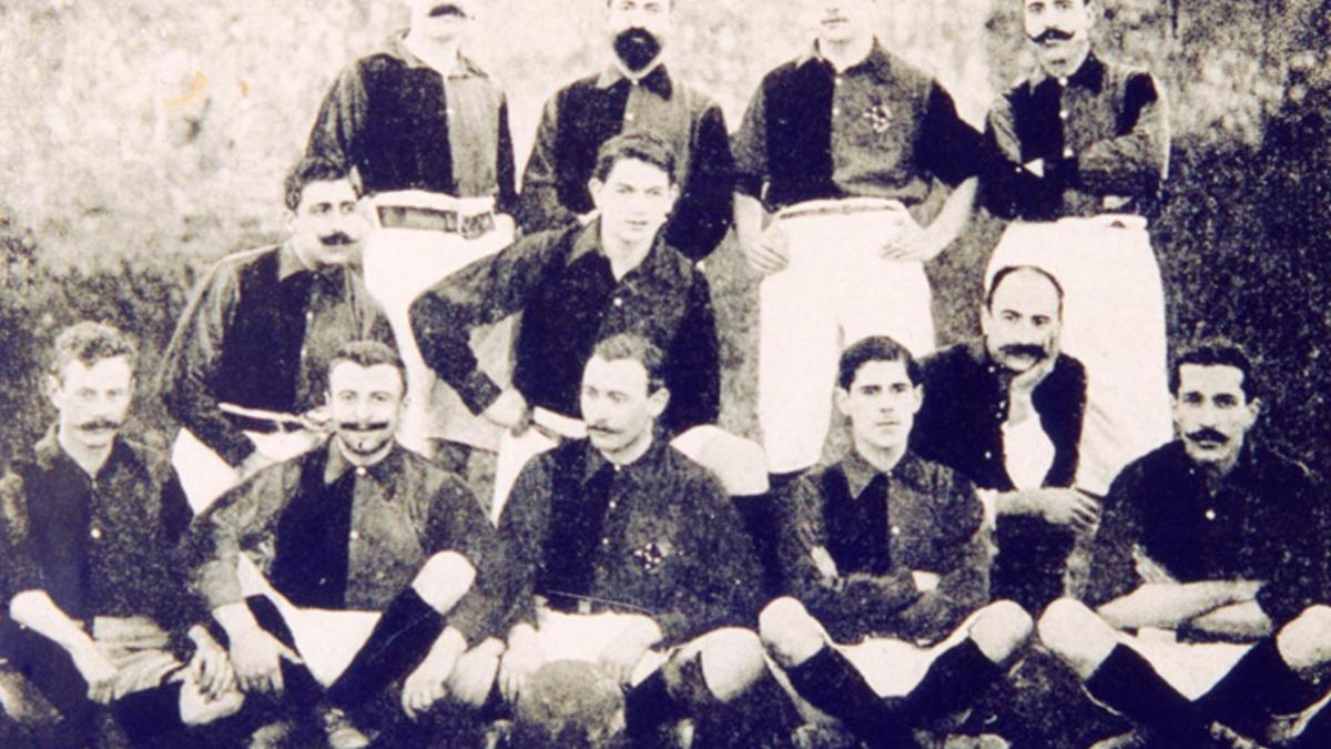 Vicente Reig, segundo por la izquierda (fila superior), fue jugador (el más antiguo) y presidente (1908) del FC Barcelona