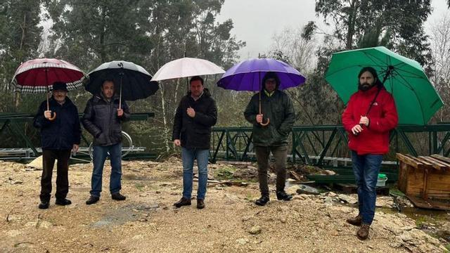 Cubela junto a representantes de la Comunidade de Montes.