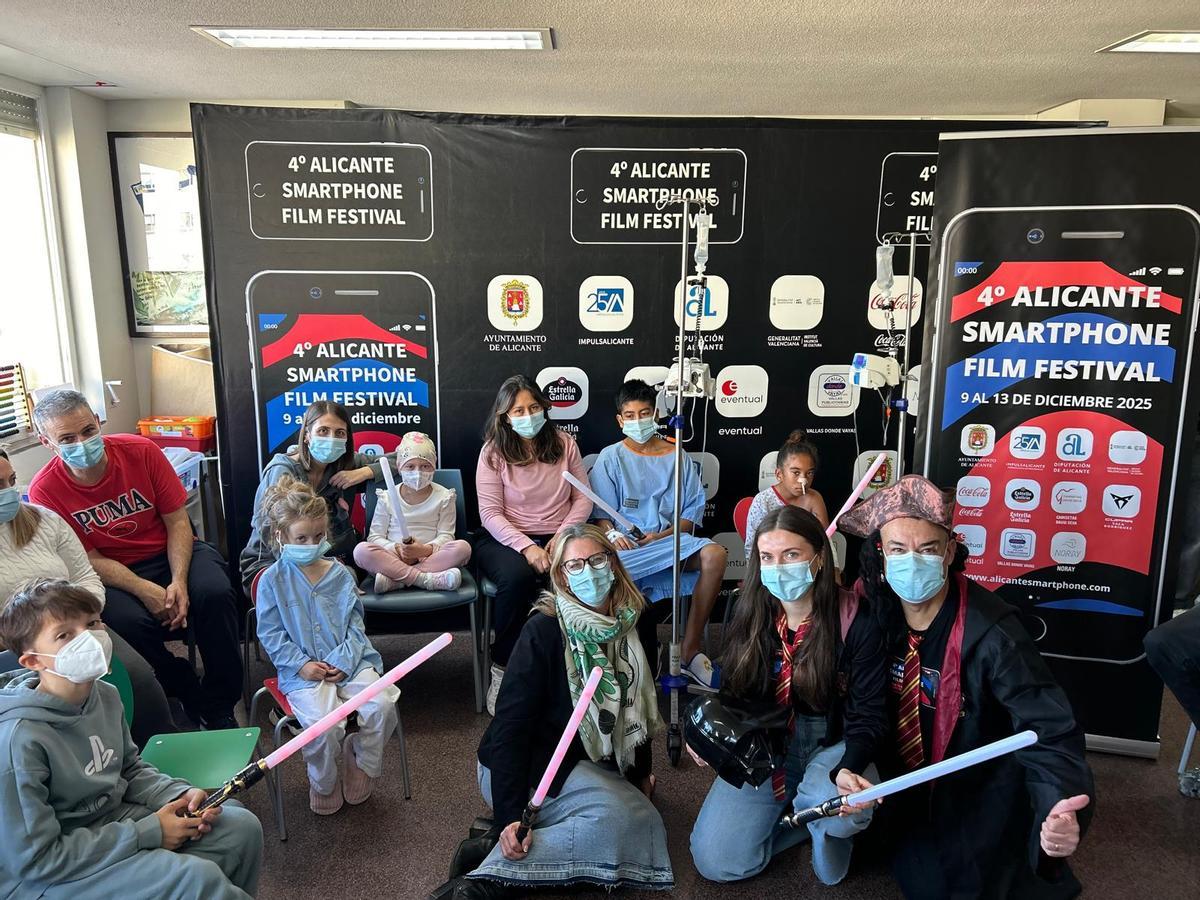 Familias y pacientes en el taller realizado por Alicante Smartphone Film Festival