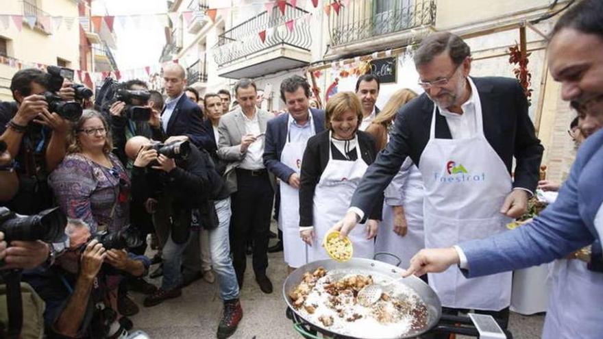 Rajoy, con delantal, hace una paella con vecinos de la localidad alicantina de Finestrat. // Levante/EMV