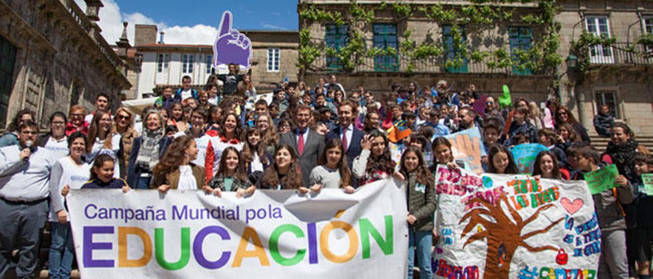 Los alumnos posan con el presidente de la Xunta en las escaleras de la Praza da Quintana.