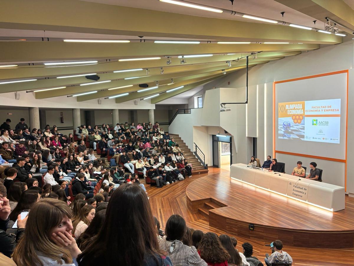 El Salón de Grados de la Facultad de Economía y Empresa, repletos de alumnos, este martes.