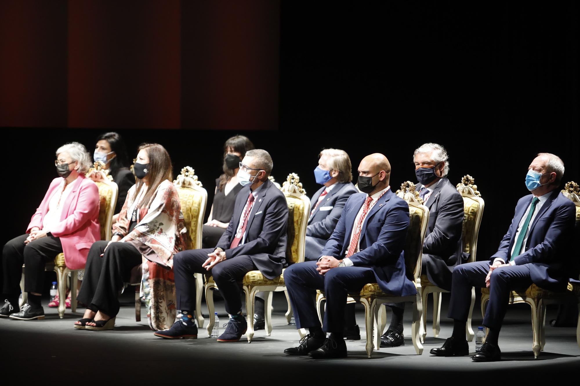 Entrega de honores y distinciones de Gijón en el teatro Jovellanos