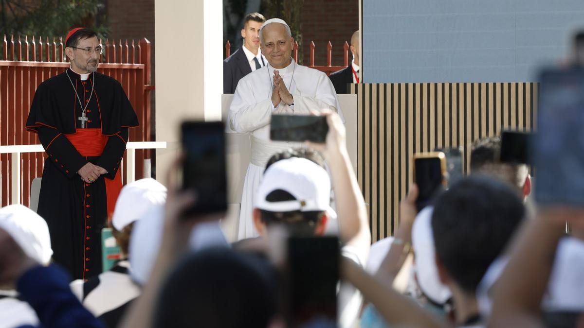 El papa León XIV en su visita este sábado al centro CEDIA 24 Horas, de Cáritas Madrid. El papa León XIV en su visita este sábado al centro CEDIA 24 Horas, de Cáritas Madrid.