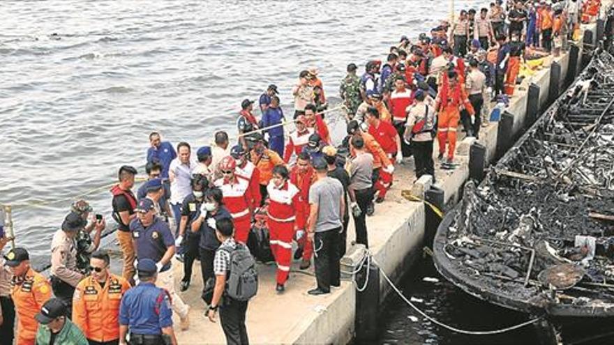 El incendio de un barco se cobra 23 vidas en Indonesia
