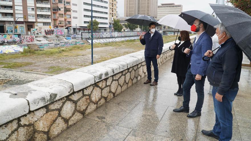 Concejales socialistas en el Ayuntamiento de Málaga junto al cauce del río Guadalmedina