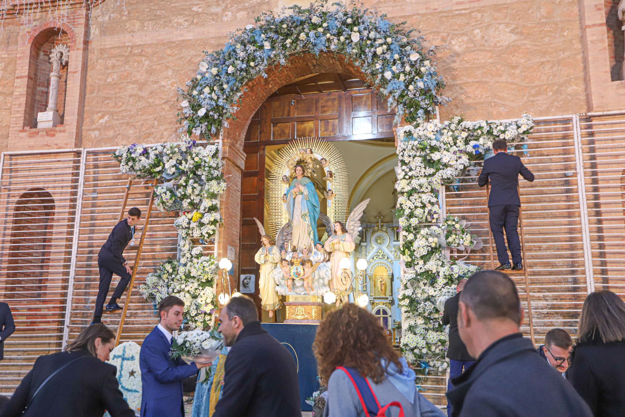 Más de 70 entidades y asociaciones participan en la multitudinaria ofrenda a la patrona que vistió de flores la fachada de iglesia de la Inmaculada Concepción