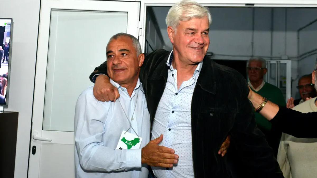 Javier Armas González (AHI) y Alpidio Armas González (PSOE), abrazados en la noche electoral en El Hierro, hermanos y rivales políticos.