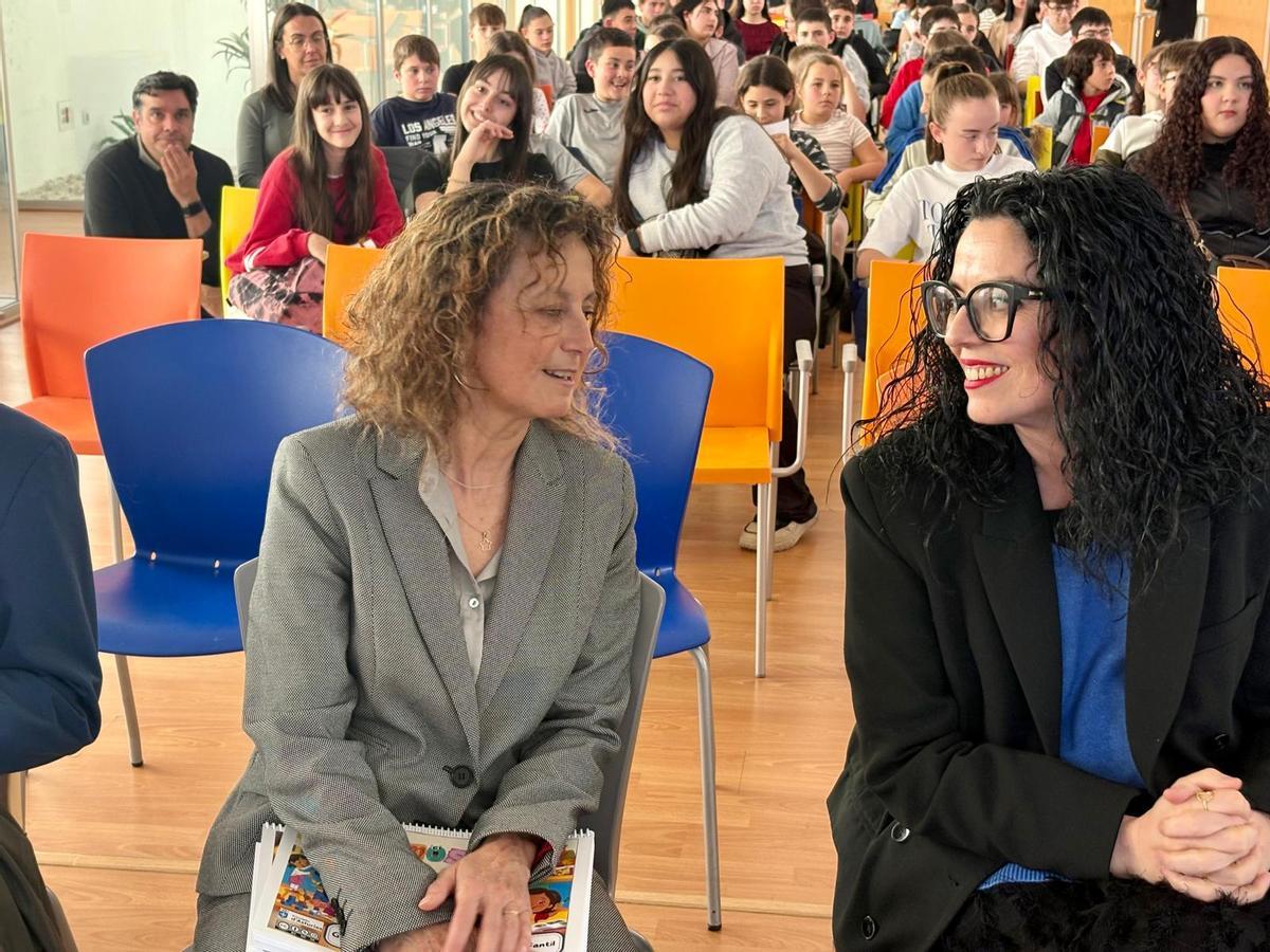 Eva Ledo, a la derecha, y Vanessa Gutiérrez, durante la celebración del Día Internacional de la Llingua materna