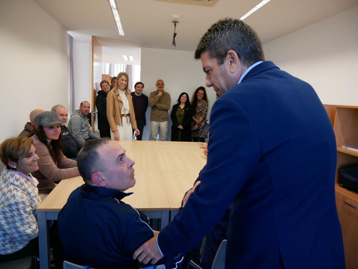 El presidente Mazón saludando a un crevillentino en el Centro de Reinserción e Integración Social de Crevillent