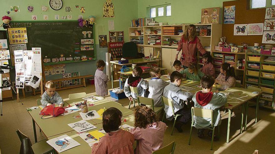 Docente y alumnos, en una escuela rural.