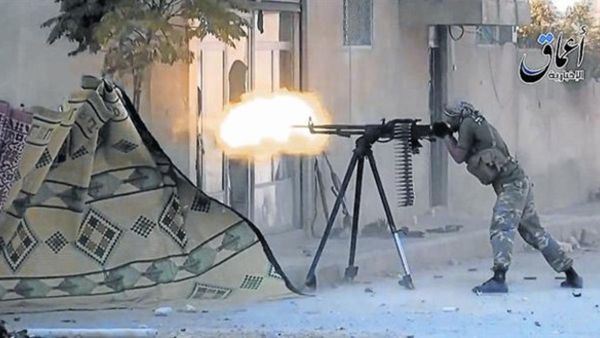 Fuego 8 Una imagen de un video muestra a un miembro del Estado Islámico disparando una metralleta.
