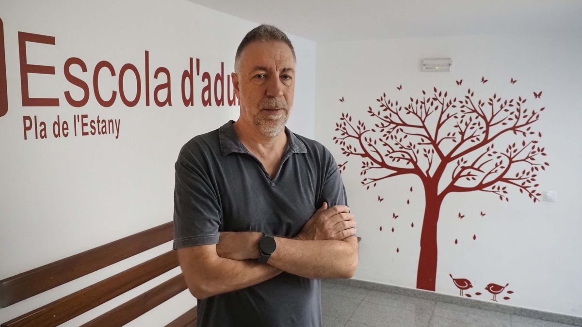 Jordi Pregonas, director de l’Escola d’Adults de Banyoles, al centre educatiu on s’imparteixen les classes actualment