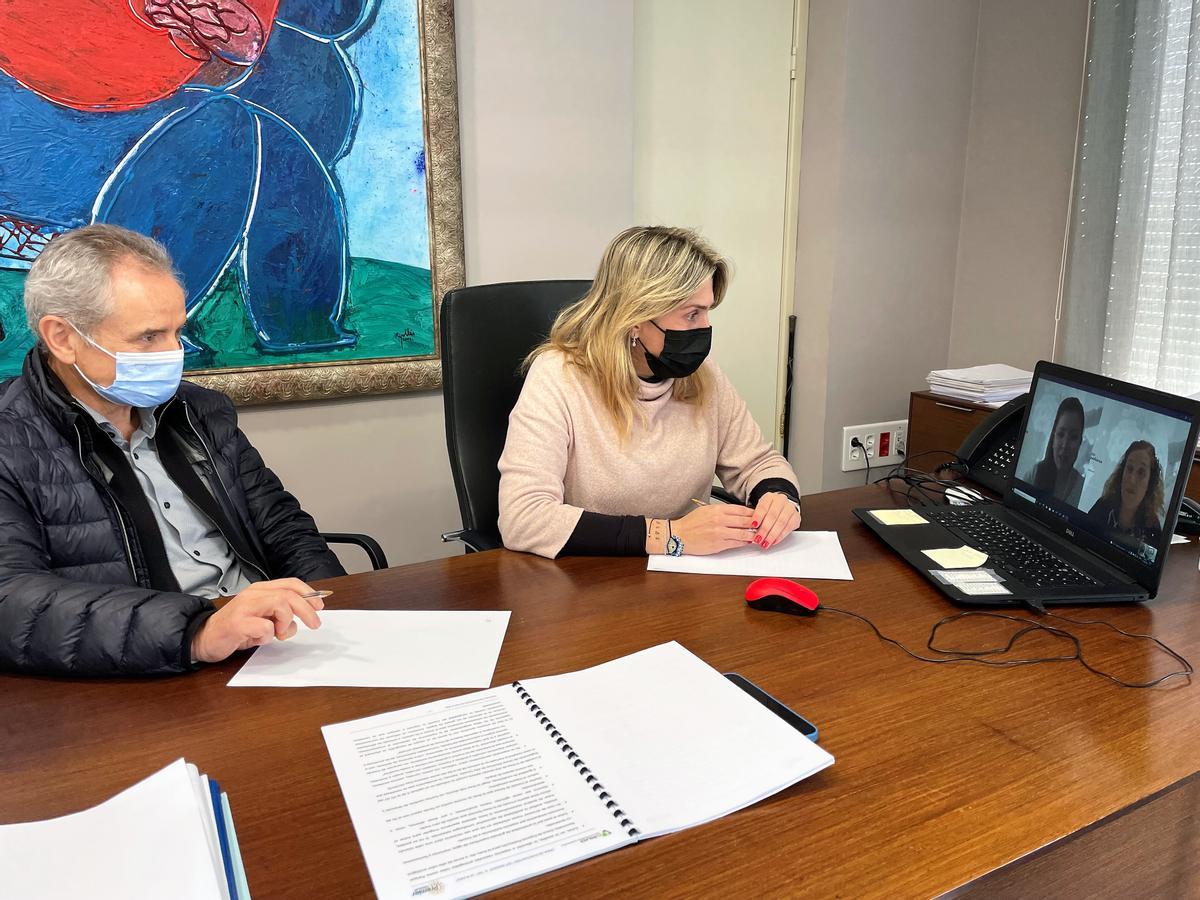 La alcaldesa de Vall d’Alba, Marta Barrachina, durante una reunión con el equipo jurídico que han contratado para luchar contra ‘Magda’.