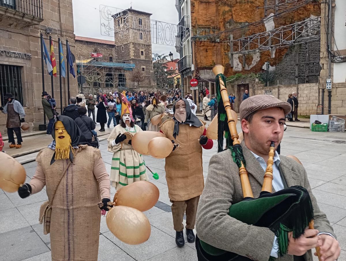 En imágenes: el Antroxu tradicional de Avilés, de pasacalles y comedia