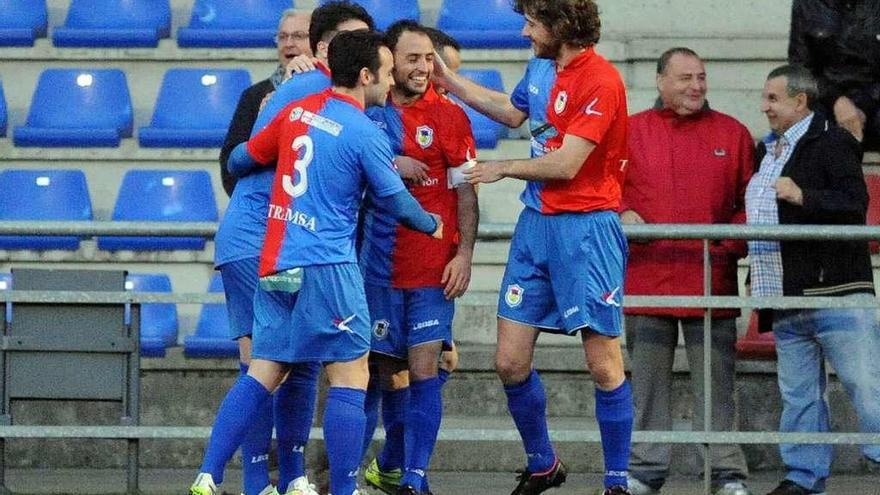 Edu Damián y Joaquín Peña felicitan a Pablo Acebal tras marcar un gol a L´Entregu.