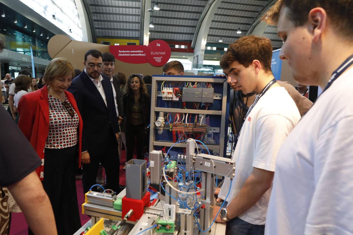 En imágenes. La visita del presidente del Principado, Adrián Barbón, a la feria de la Ciencia y la Innovación de Avilés En imágenes. La visita del presidente del Principado, Adrián Barbón, a la feria de la Ciencia y la Innovación de Avilés
