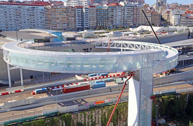 El anillo del ascensor HALO finaliza su izado y "aluniza" en la plaza de Vialia