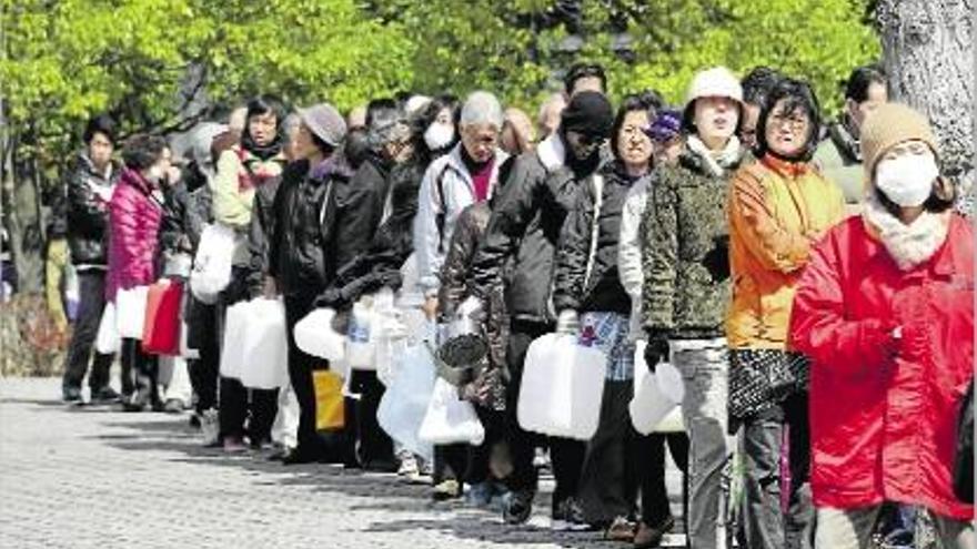 Un grup de residents fan fila per aconseguir aigua potable, ahir a Oarai, província d&#039;Ibaraki (Japó).