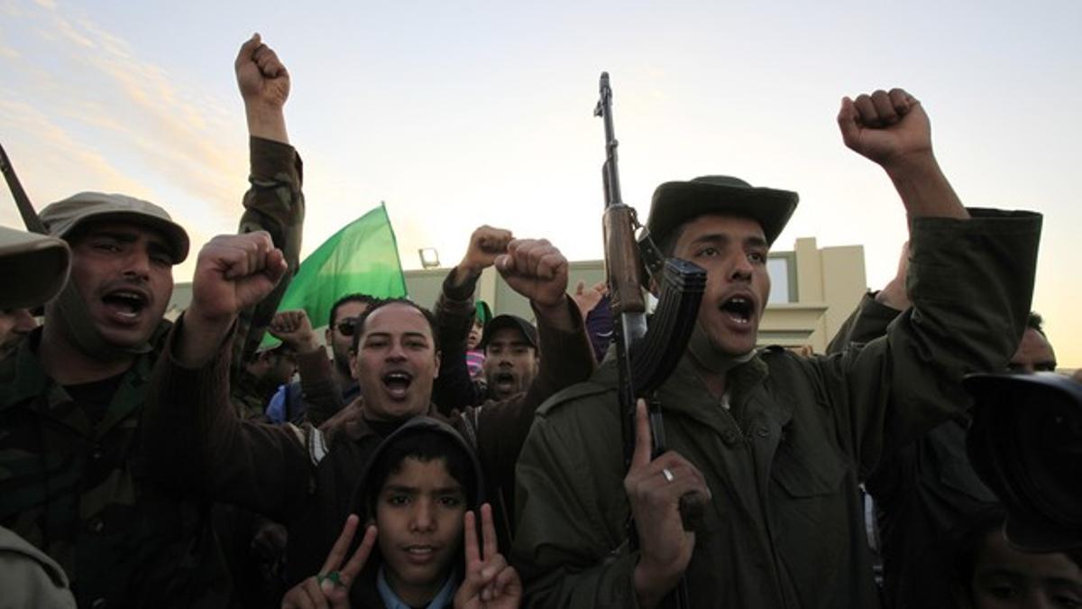 Miembros de las tropas leales a Gadafi corean consignas a favor del líder libio, el sábado, en Trípoli.