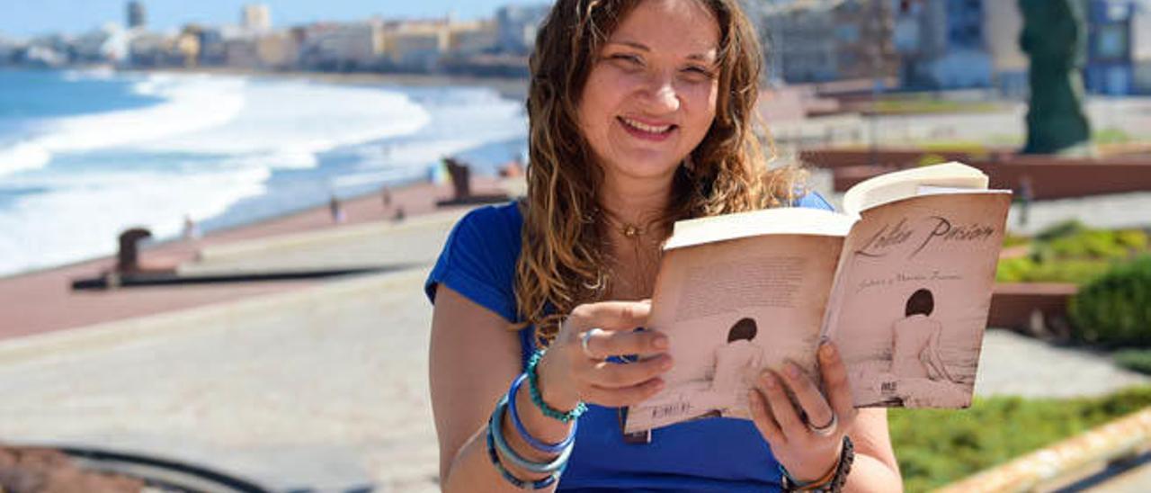 La escritora Julieta Martín, con un ejemplar de &#039;Lolita Pasión&#039;, en Las Canteras el pasado martes.