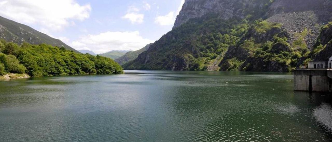 El embalse de Tanes, en el parque natural de Redes.