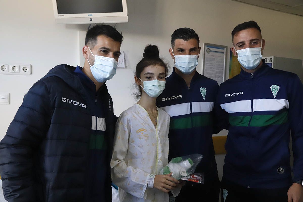 La visita del Córdoba CF al Hospital Reina Sofía en imágenes