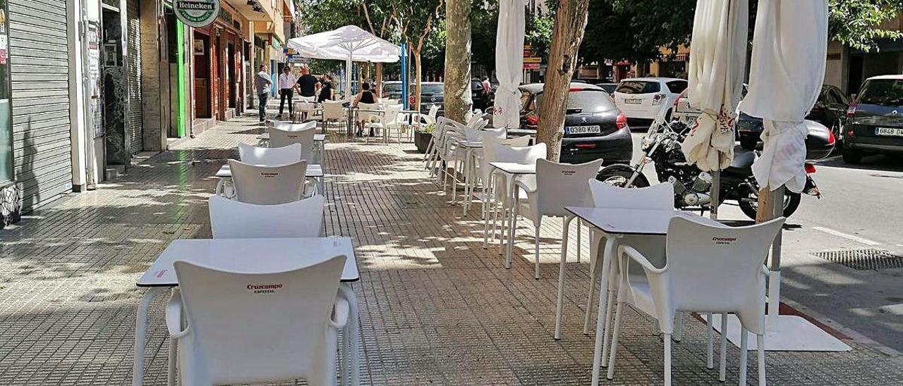 Una terraza de un establecimiento en la Rambla de Sant Joan d&#039;Alacant, vacía, un viernes por la tarde.