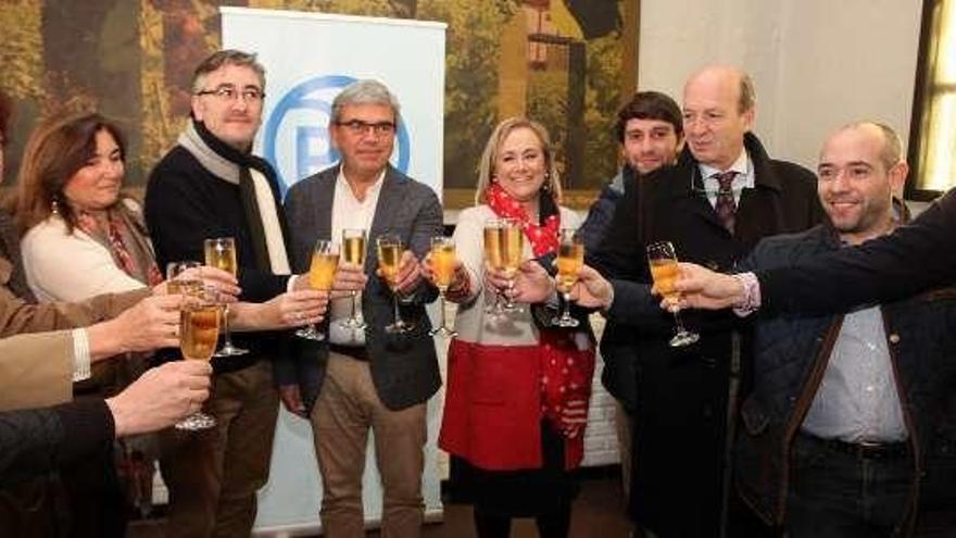 Mercedes Fernández, en el centro, el pasado viernes brindando con cargos locales del PP gijonés.