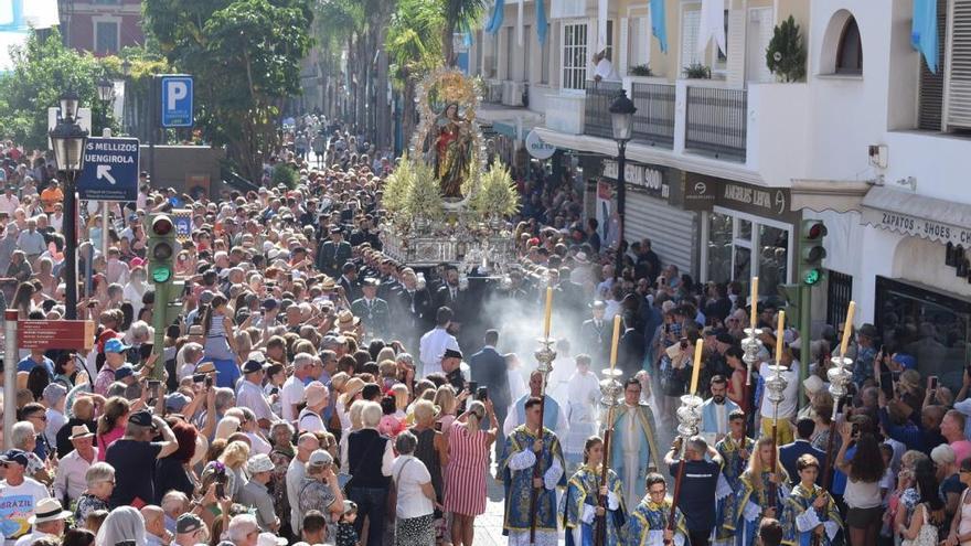 Decenas de personas han abarrotado las calles para acompañar a la Virgen del Rosario, patrona de Fuengirola.