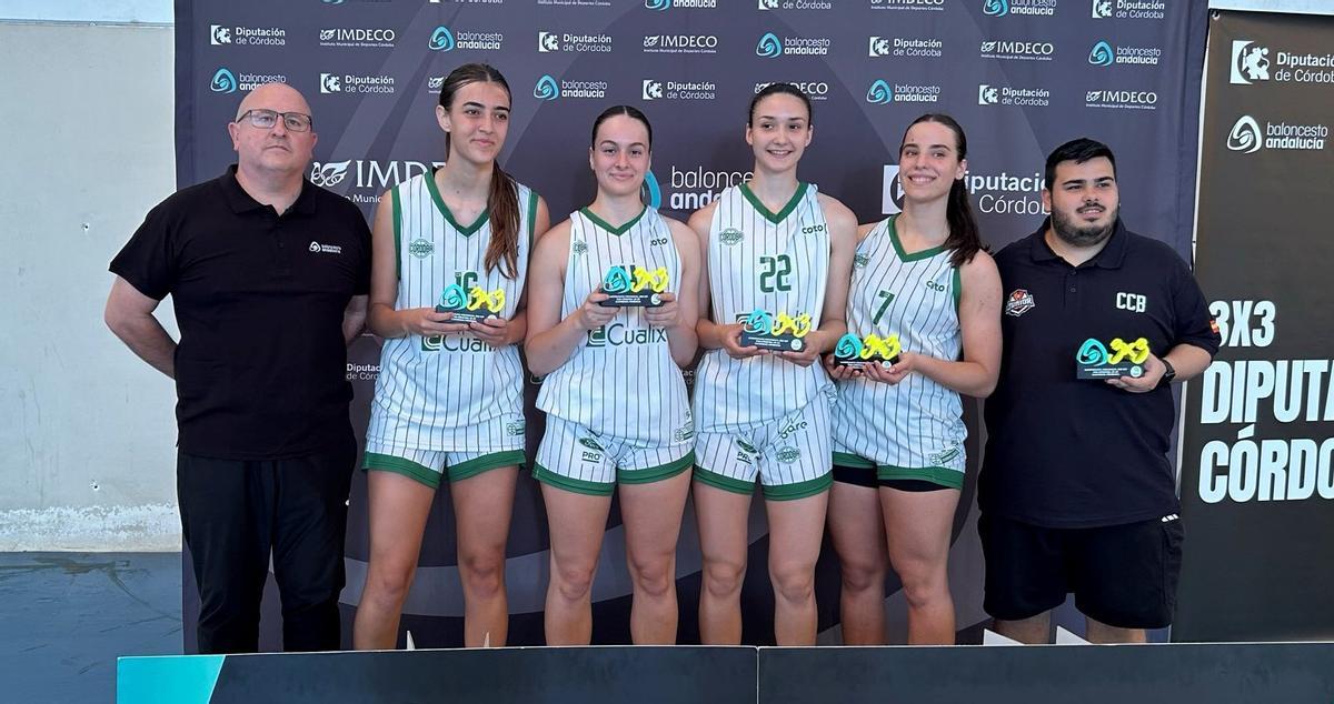 Irene del Pino, con el dorsal 7, tras ganar el campeonato provincial sub 17 3x3.