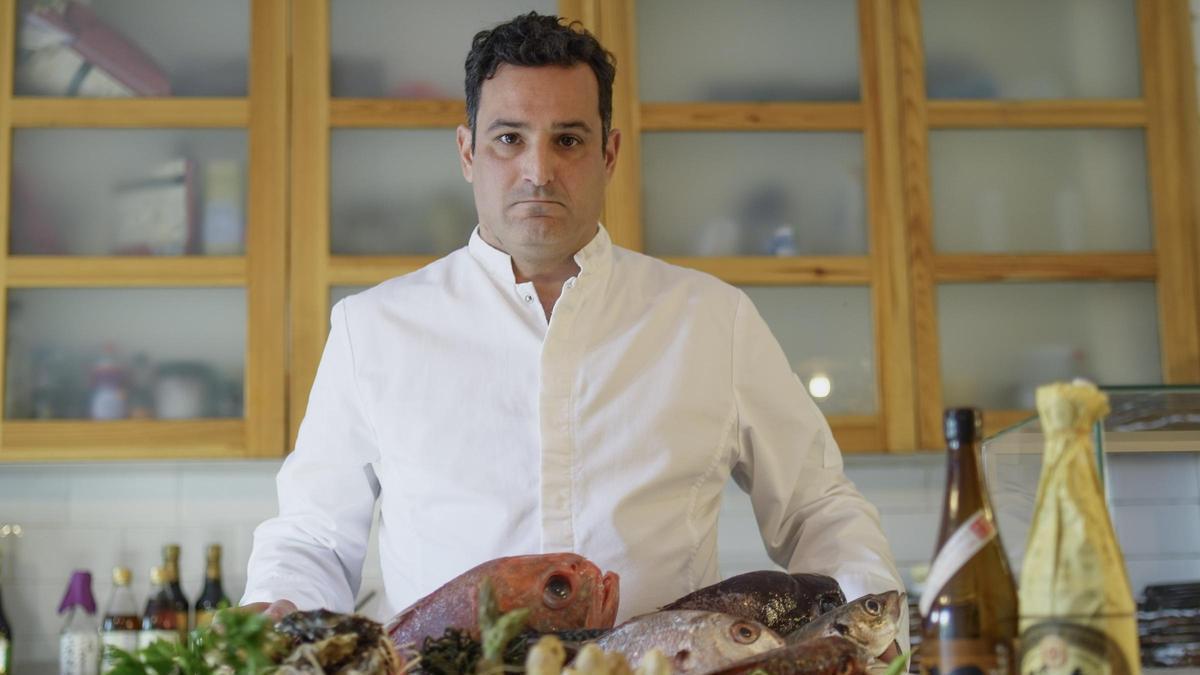 Carlos Pérez con la materia prima que hace brillar en su taberna japogallega