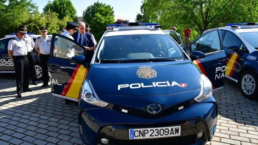 La Policía estrena coches patrulla convertidos en comisarías móviles