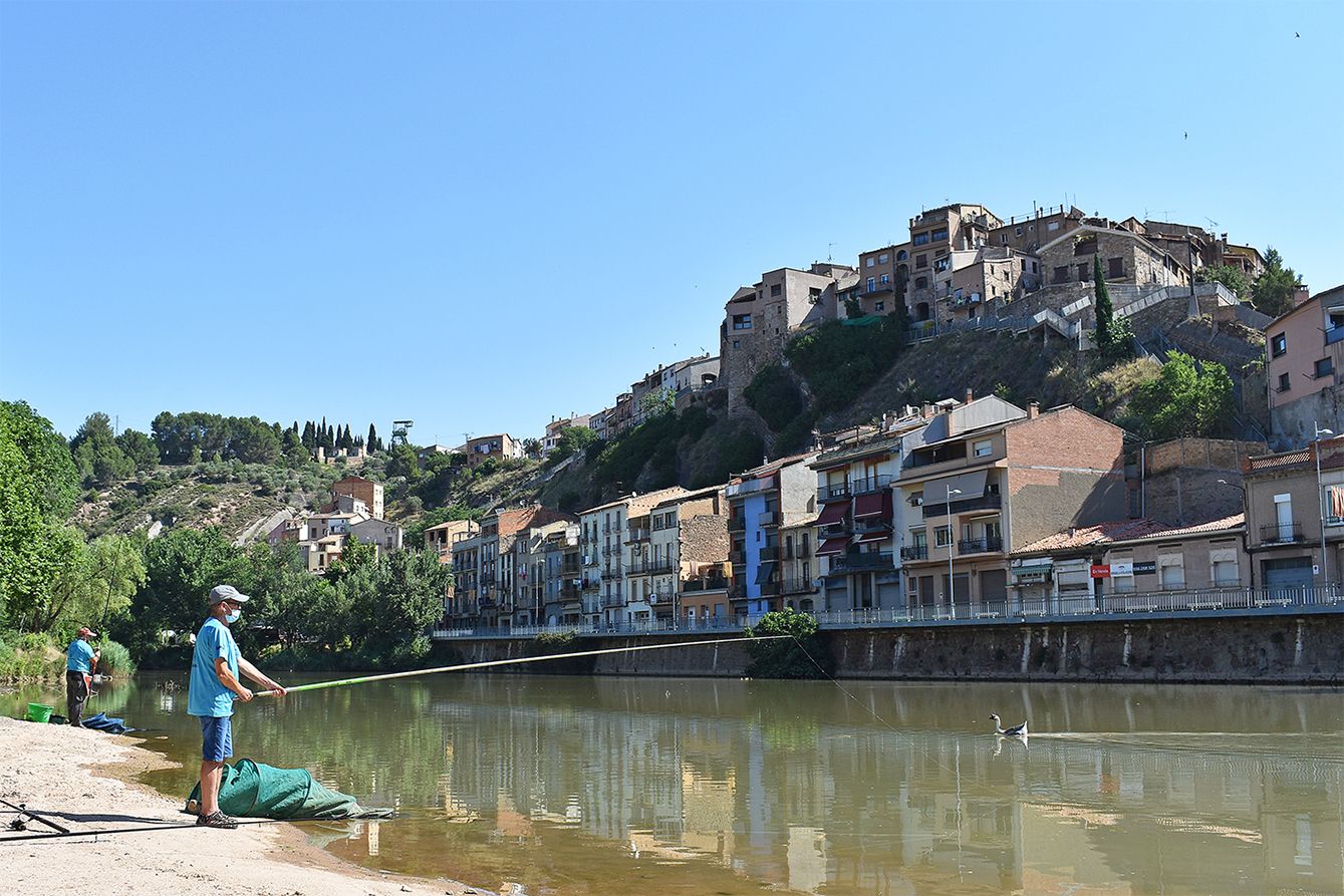 Participants del Concurs de Pesca 12 Hores, dins dels actes de pròleg de la Festa Major