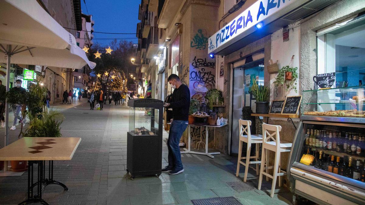 Los bares de Mallorca cierran por primera vez a las 18.00 y las grandes superficies a las 20.00 horas