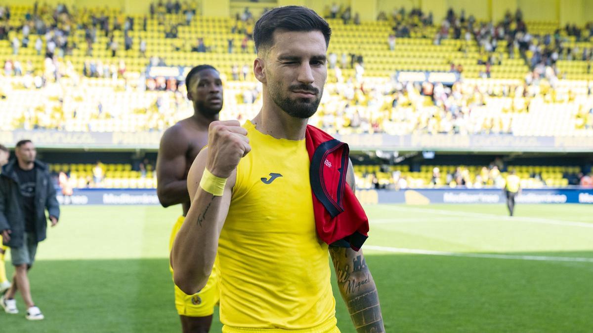 Álex Baena festeja un triunfo del Villarreal en el Estadio de la Cerámica.