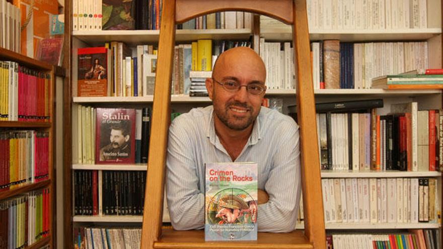 Alfonso Vázquez posa con su libro en la librería Áncora.