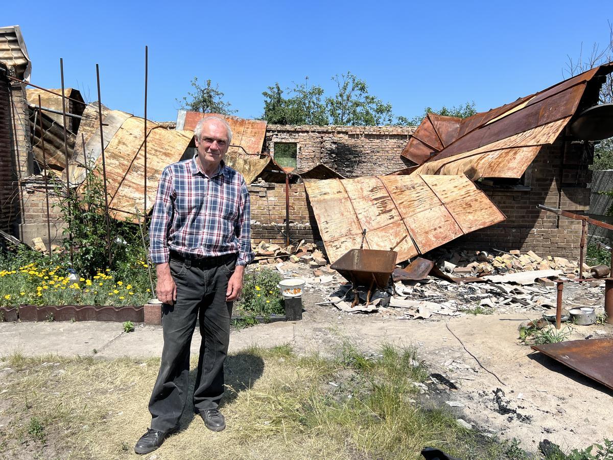 Dmitry Vasililiy Michailovich, junto a sus pertenencias destruidas en Moschun (Ucrania).