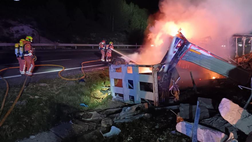 Un conductor fallece al volcar e incendiarse su camión en la A-3