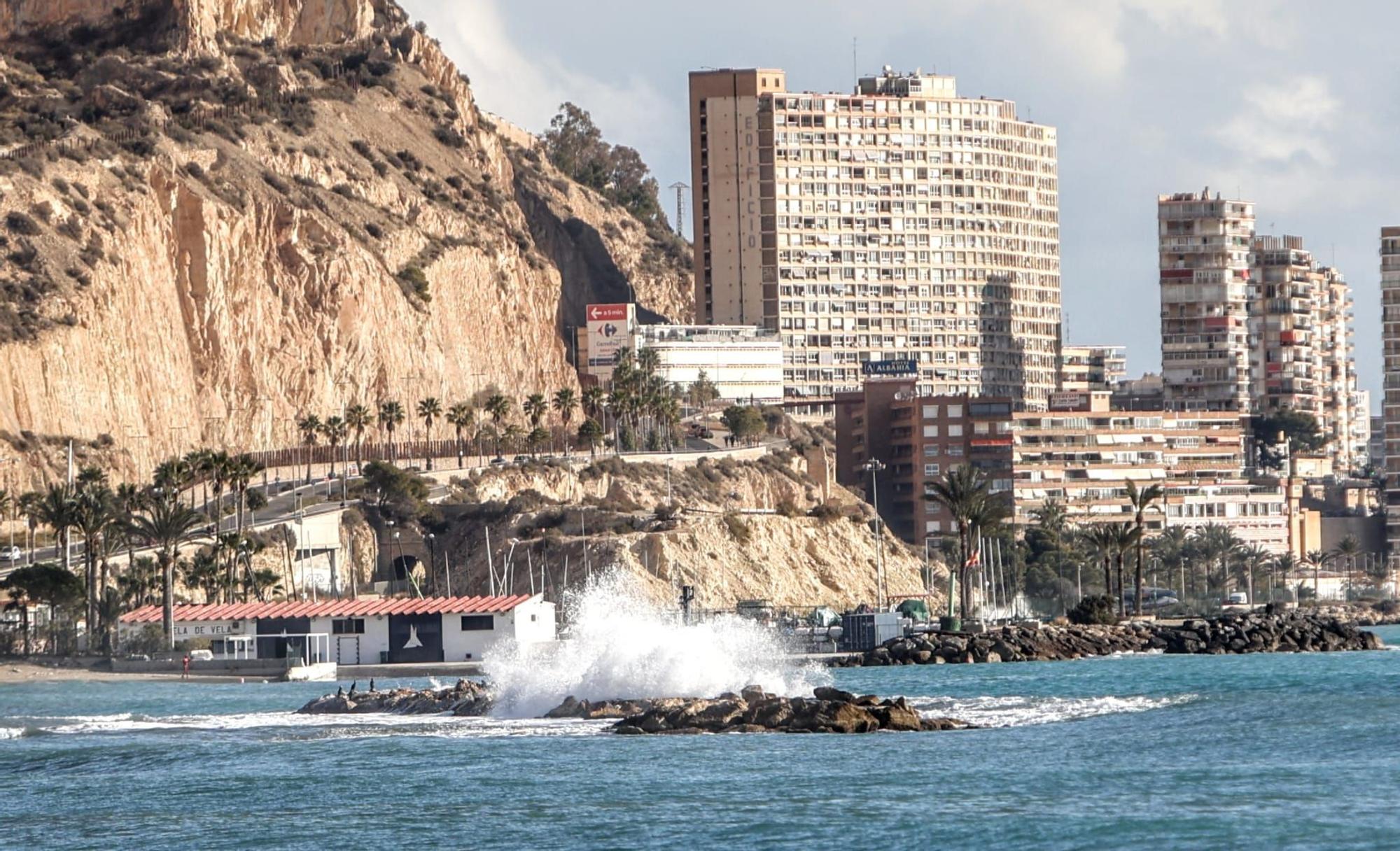 El temporal de Isaack golpea la playa del Postiguet de Alicante