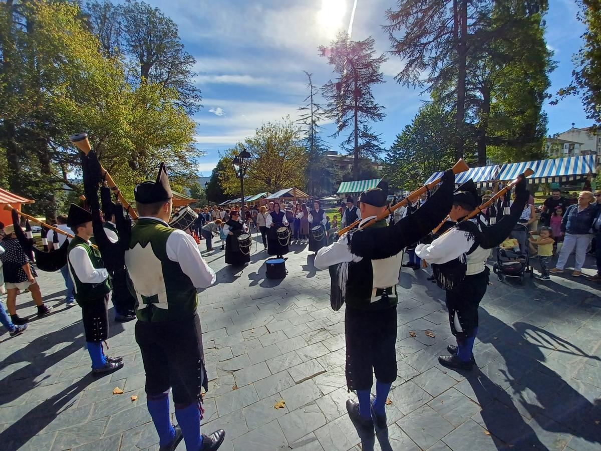 Integrantes de la Banda Gaitas Conceyu Grau, tocando en un Mercadón, en el parque de Arriba.