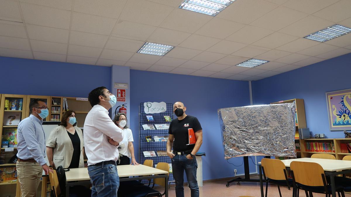 El alcalde, Gerardo Sanz, y la concejala, Montse Alonso, en la visita a las obras de renovación de la instalación eléctrica del colegio de Lugo de Llanera.