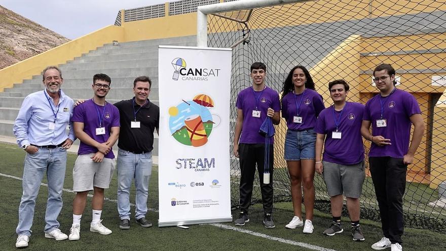 Los alumnos y profesores que forman el equipo GranSat III, del IES Granadilla de Abona.